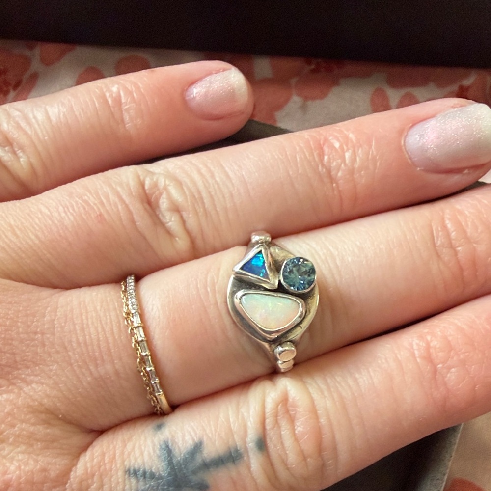 Elegant Silver Ring with Opal and Sapphire - Picture 4 of 4